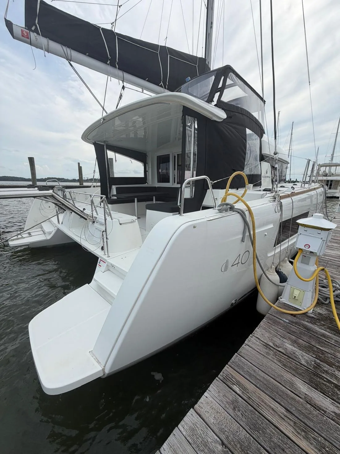 Lagoon 40 — Starboard profile