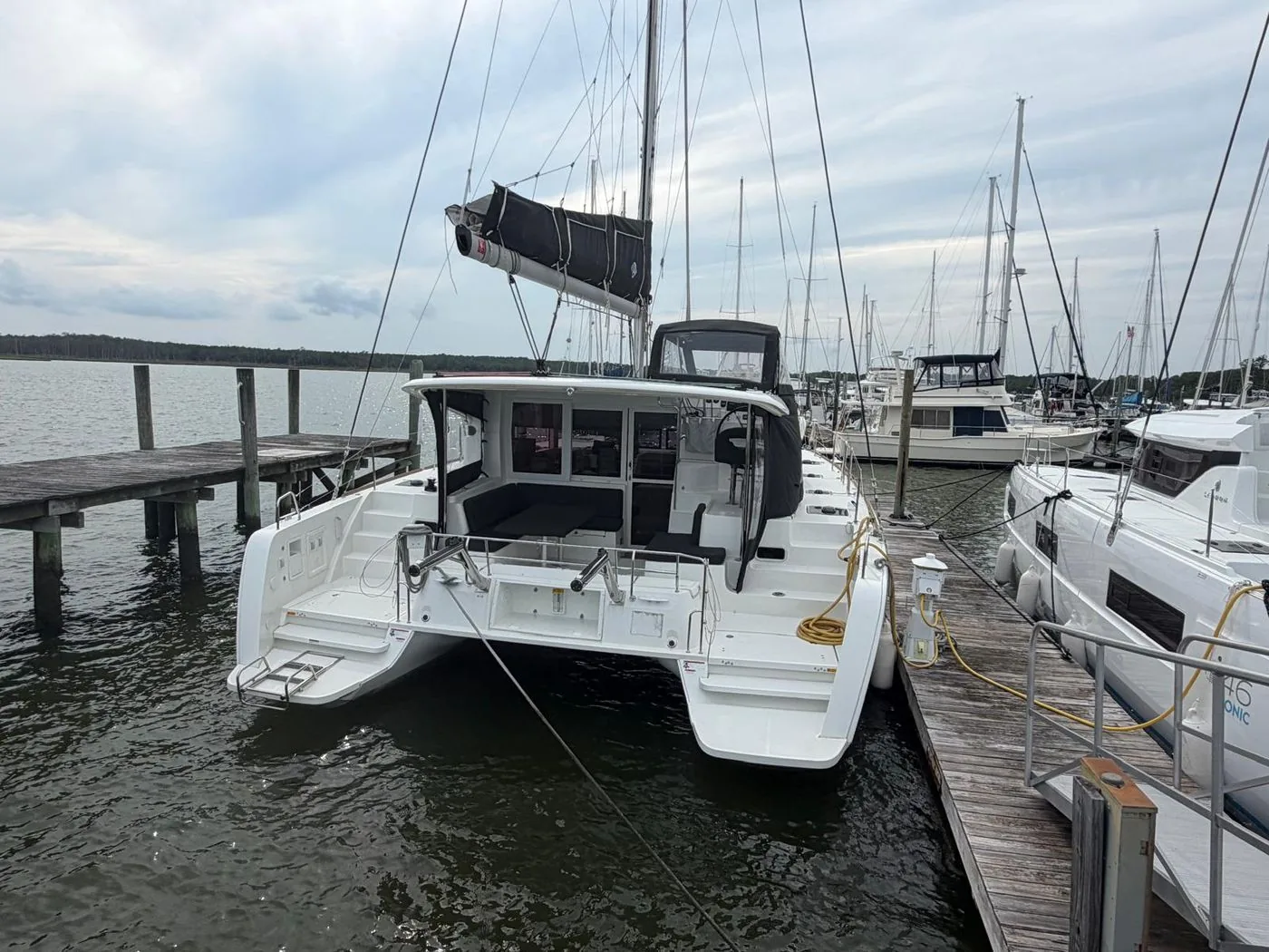 Lagoon 40 — Transom and bathing platforms
