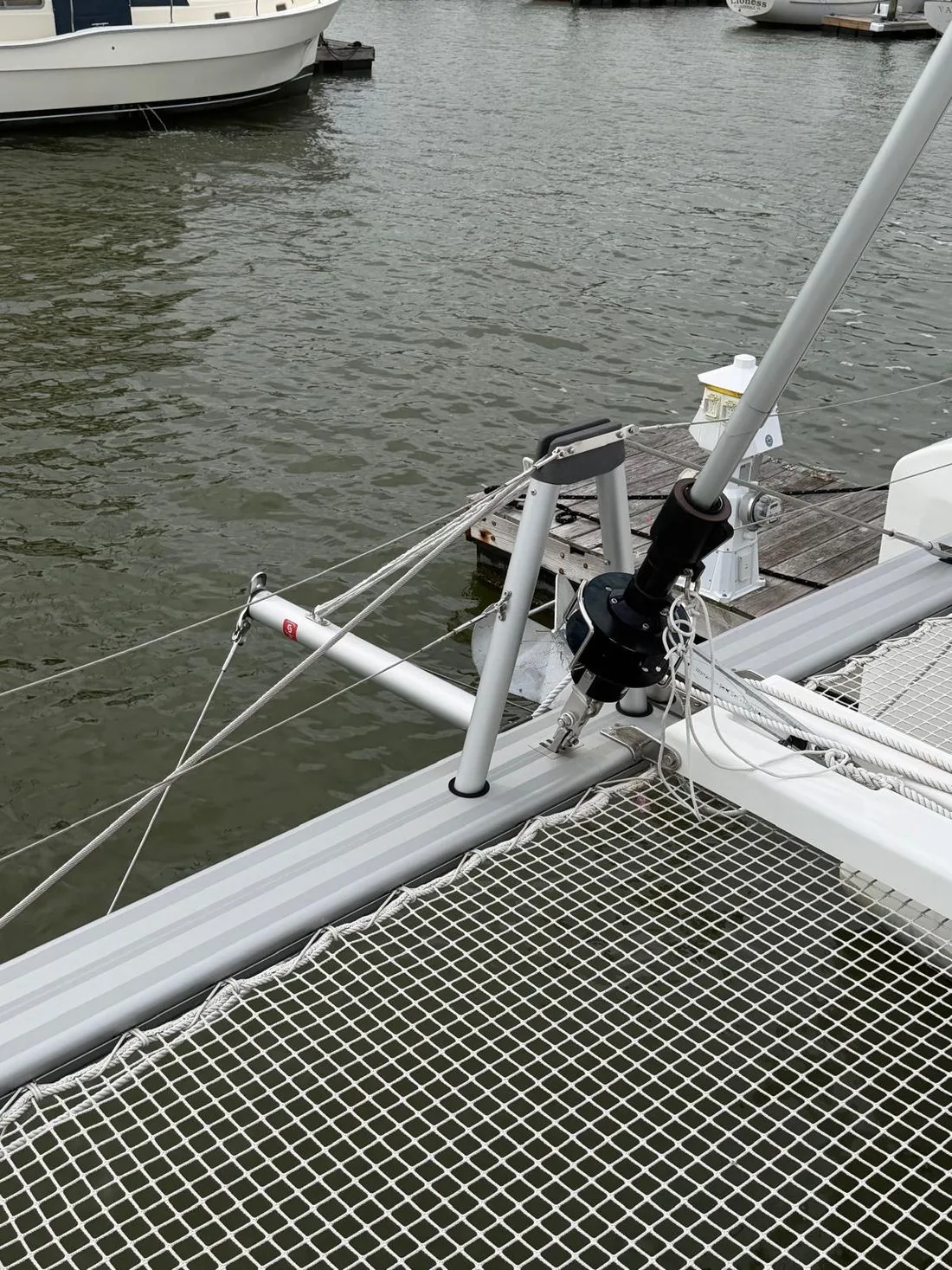 Lagoon 40 — Trampolines and foredeck