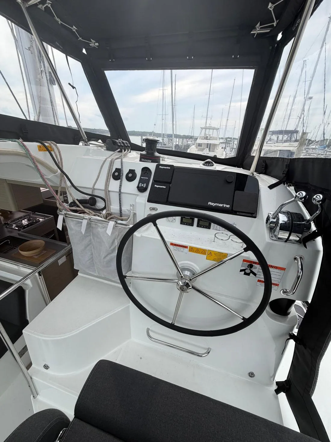 Lagoon 40 — Helm station