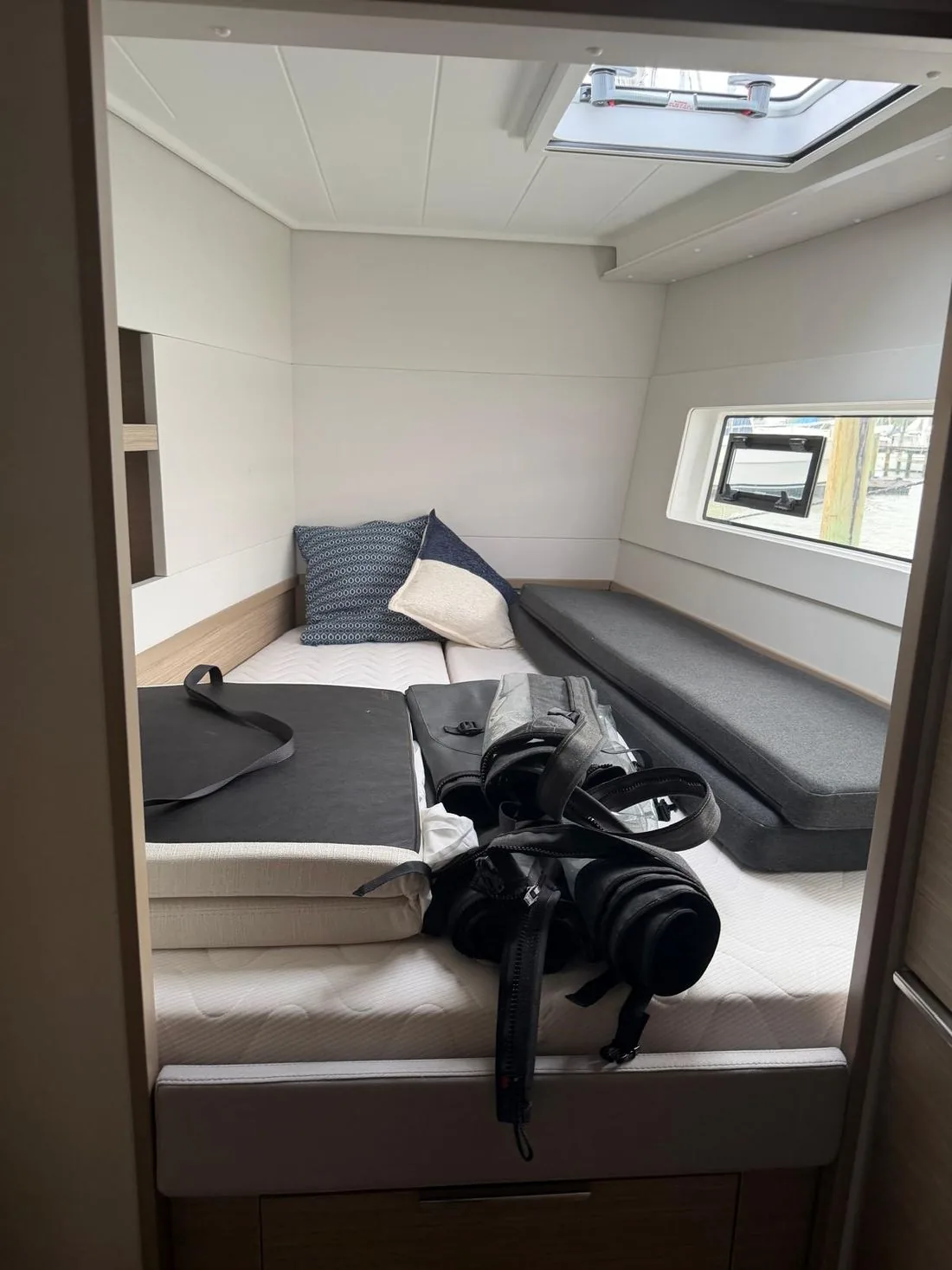 Lagoon 40 — Companionway