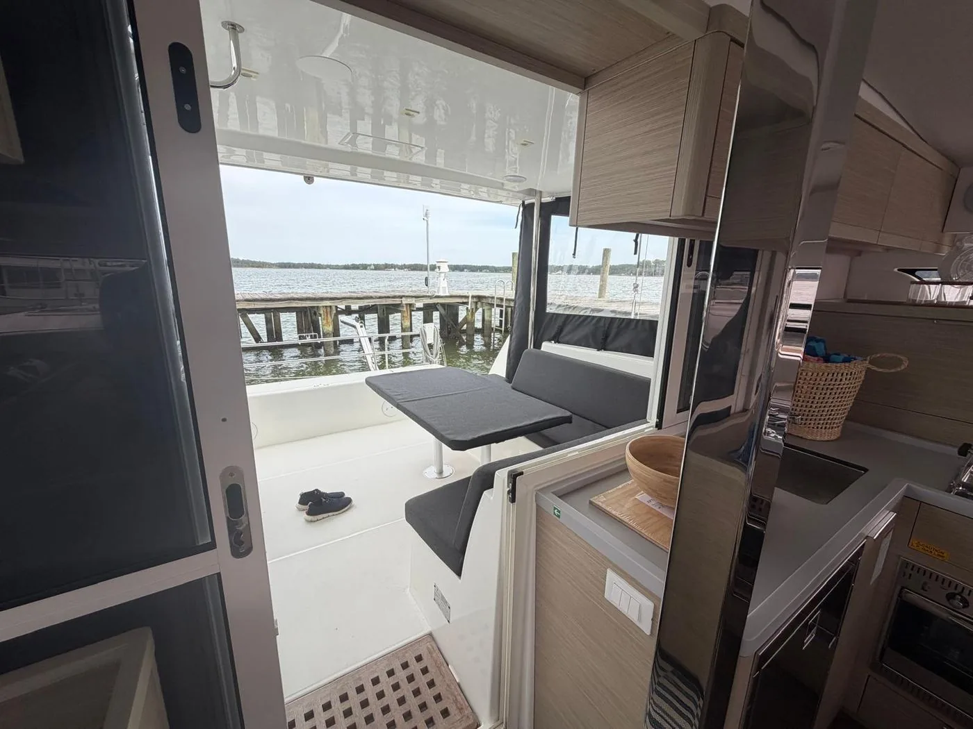 Lagoon 40 — Steps to the hull