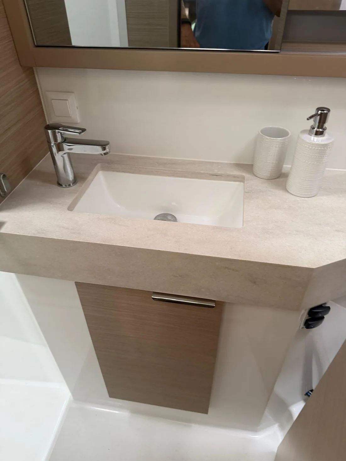 Lagoon 40 — Separate shower
