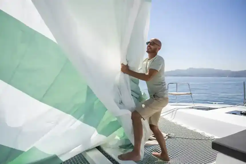 Lagoon 43 — From astern