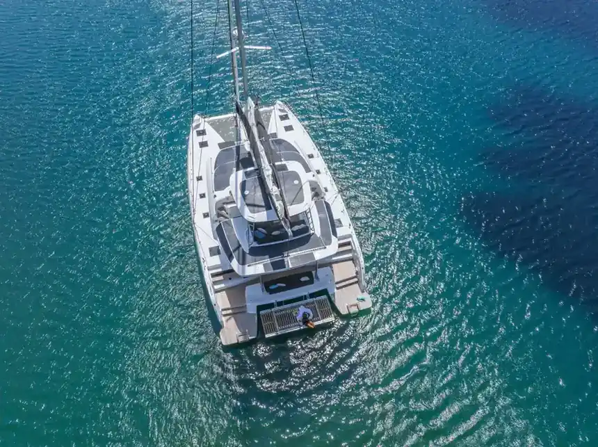 Lagoon 51 Iconic — From astern