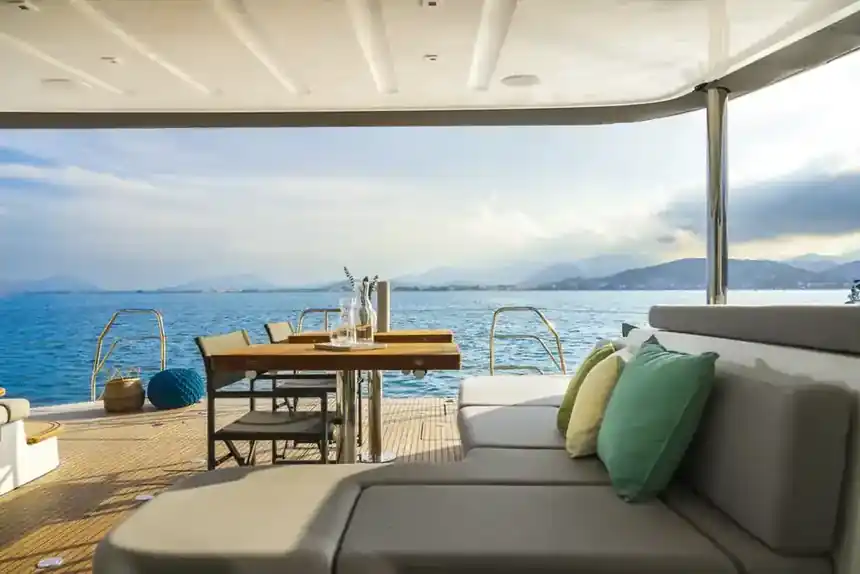 Lagoon 60 — From astern