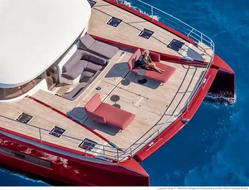 Lagoon SIXTY 7 — Along the coast